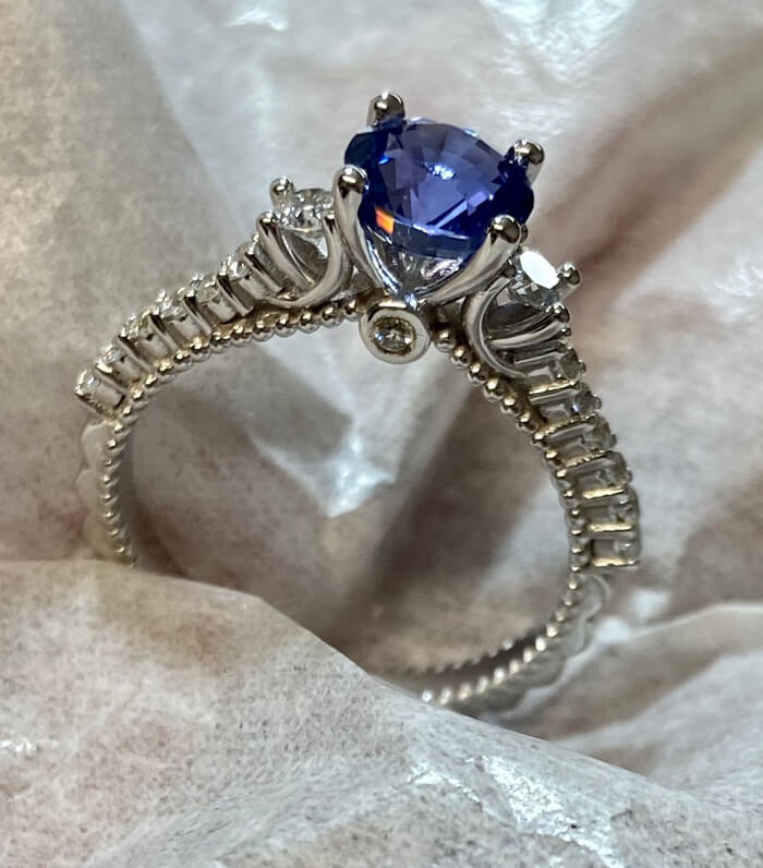 verlovingsring saffier witgoud diamant uniek ontwerp op maat juwelier christiaan van bignoot