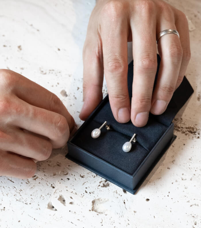 levering-juweel-parels-diamanten cadeau aan huis service juwelier christiaan van bignoot