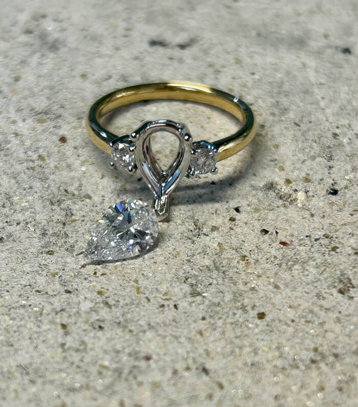 trilogie verlovingsring peer diamant briljanten unieke ring juwelier christiaan van bignoot