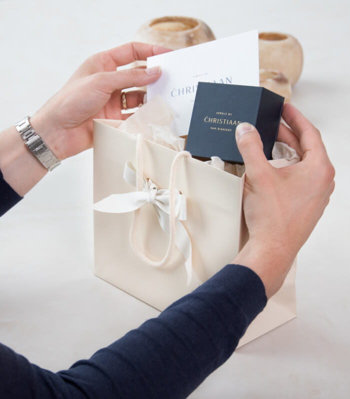 juweel inpakken cadeau juwelier christiaan van bignoot