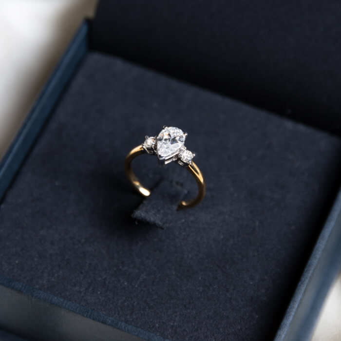 verlovingsring trilogie peer diamant briljanten geelgoudenring juwelier christiaan van bignoot