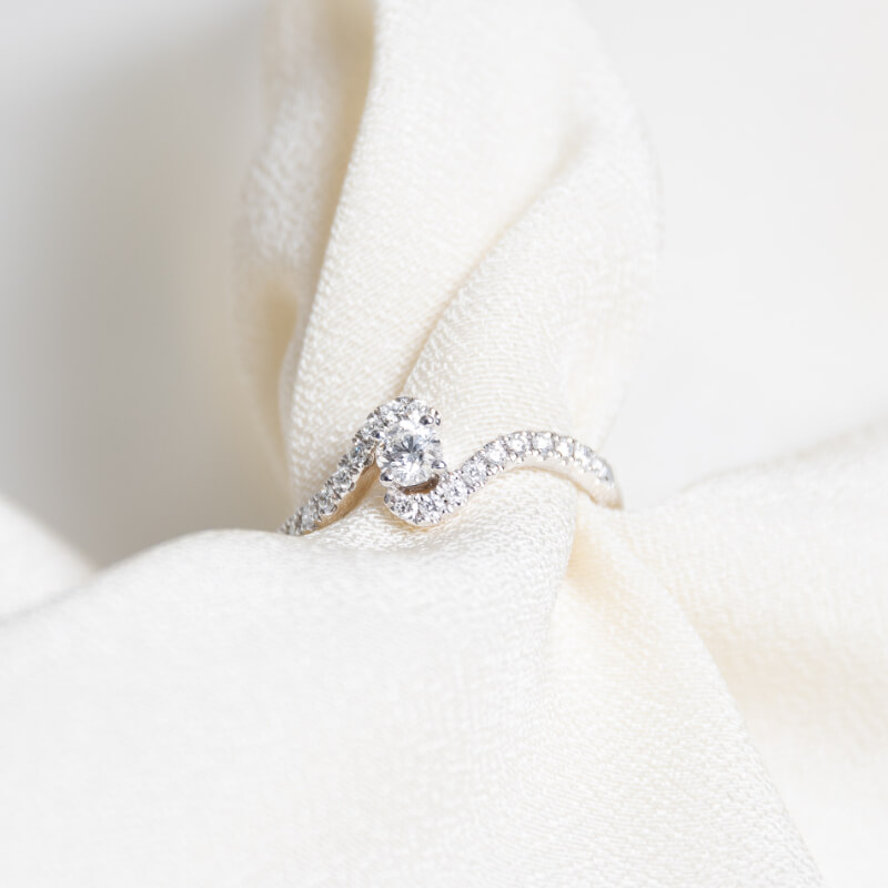 ring met twist zijstenen diamant
