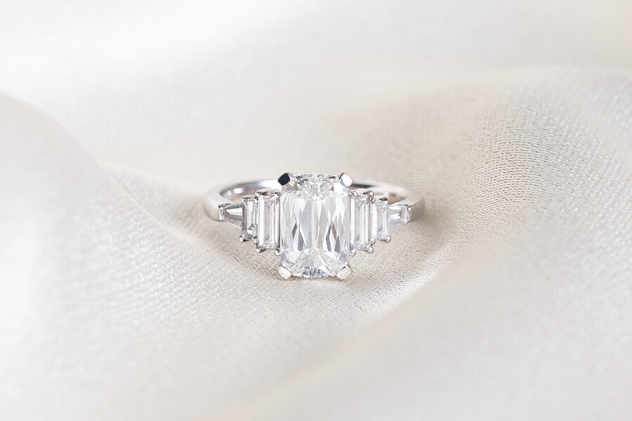 verlovingsring-diamant-ashoka multistone witgoud ring juwelier christiaan van bignoot