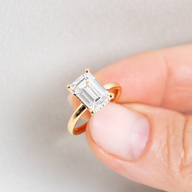 emerald cut diamant solitaire ring hidden halo