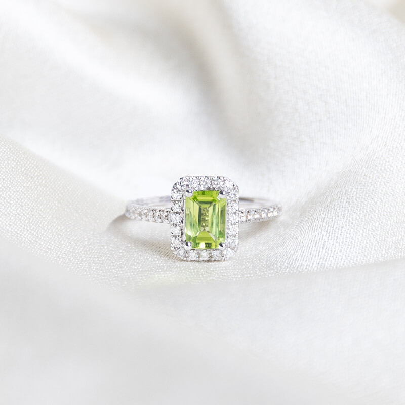 groene steen emerald cut witgouden ring pave halo