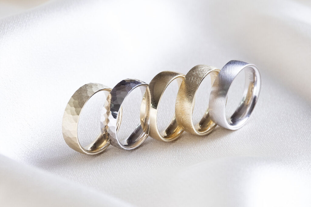 trouwringen in wit, geel of rosegoud, platina, met afwerking jewelsbyChristiaan