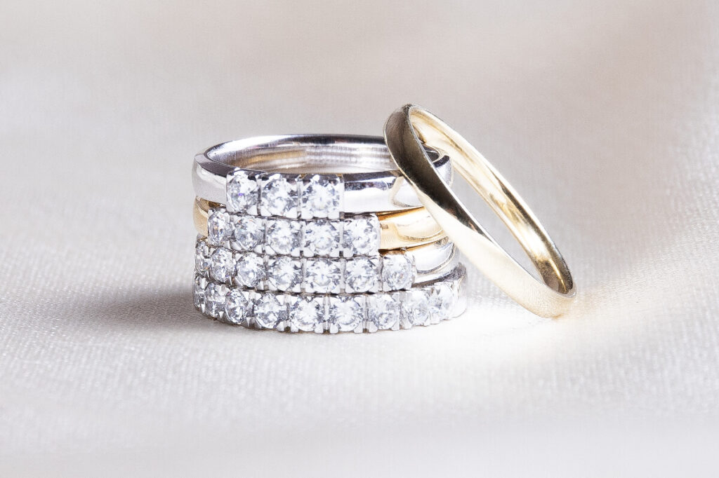 trouwringen met een rij diamanten jewelsby Christiaan