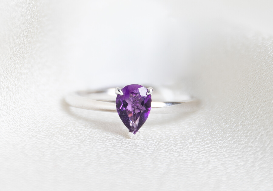 solitaire ring witgoud met amethist in peervorm geboortesteen februari