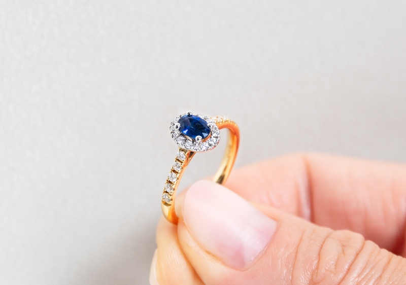 saffier ovaal geelgoud diamanten band