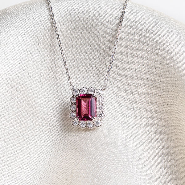 hanger witgoud emerald cut roze diamanten vintage stijl