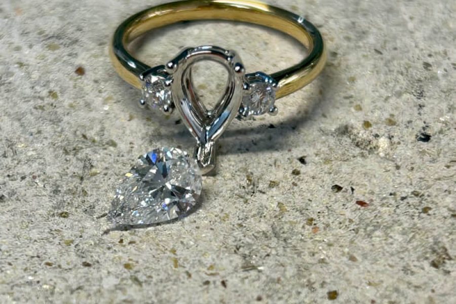 trilogie verlovingsring peer diamant briljanten unieke ring juwelier christiaan van bignoot