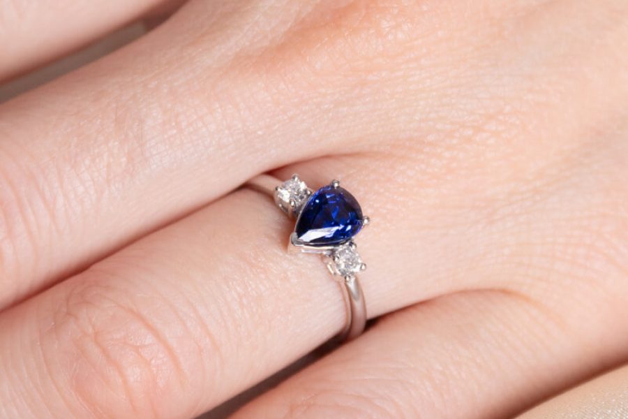 verlovingsring multistone blauwe saffier diamanten juwelier christiaan van bignoot