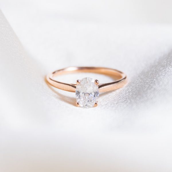 solitaire verlovingsring rosegoud met diamant in ovaal slijpvorm